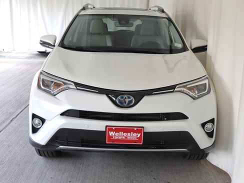 Used 2018 Toyota RAV4 Limited AWD/4WD image 6