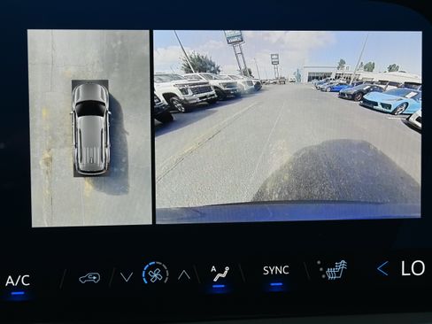 Used 2024 Chevrolet Traverse LT image 25