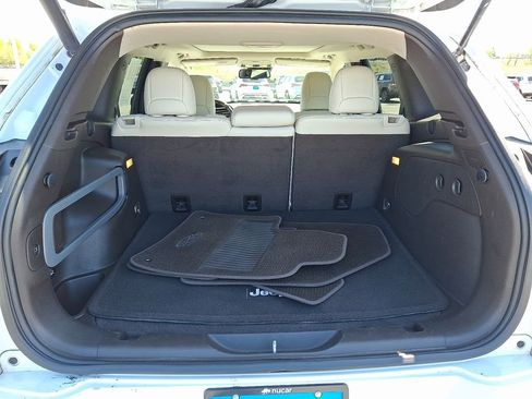 Used 2017 Jeep Cherokee Overland w/ Technology Group AWD/4WD image 28