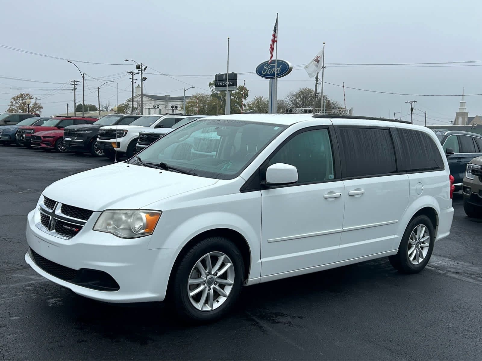 Used 2014 Dodge Grand Caravan SXT w/ UConnect Hands-Free Group FWD image 2