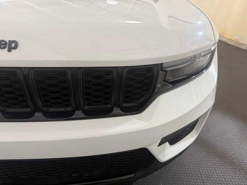 Used 2023 Jeep Grand Cherokee Limited w/ Black Appearance Package image 5