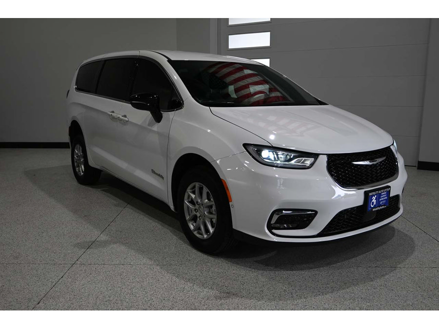Used 2025 Chrysler Pacifica Select FWD image 3