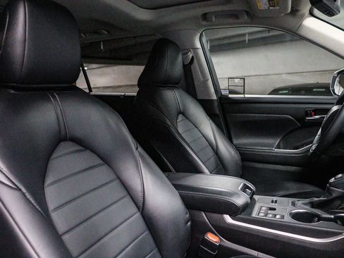 Certified 2024 Toyota Highlander XLE FWD image 18