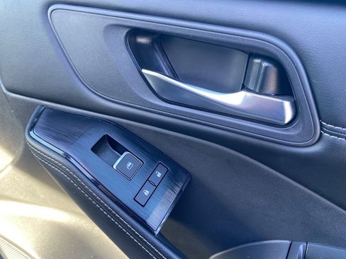 Used 2023 Nissan Rogue SL image 12