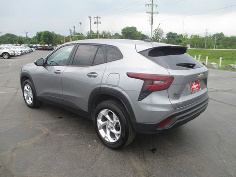 Used 2025 Chevrolet Trax LS w/ LS Convenience Package FWD image 9
