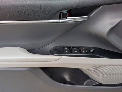 Used 2020 Toyota Camry LE image 15