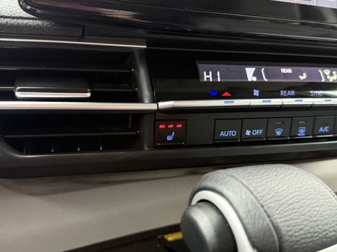 Used 2022 Toyota Sienna XLE image 6