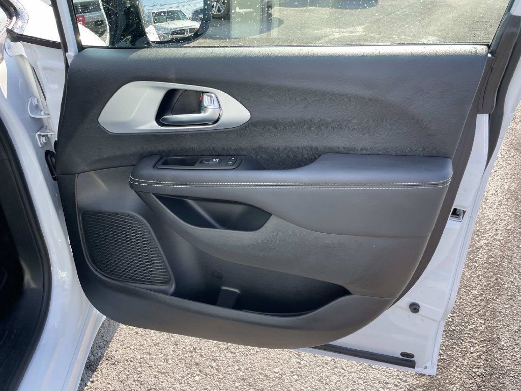 Used 2025 Chrysler Pacifica Limited FWD image 27