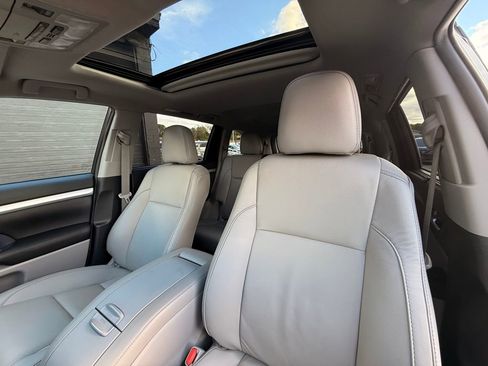 Used 2019 Toyota Highlander XLE image 25