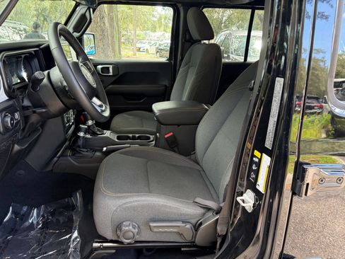 Used 2025 Jeep Wrangler Unlimited Sahara AWD/4WD image 26