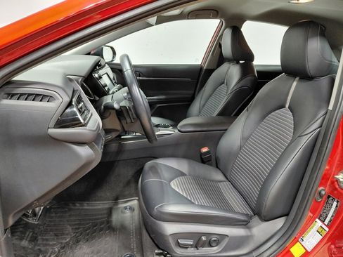 Used 2020 Toyota Camry SE image 3