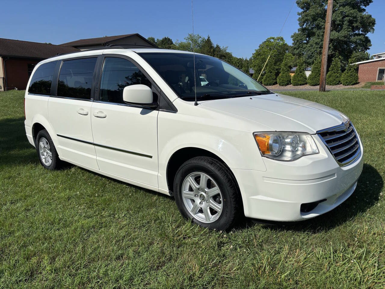 Used 2010 Chrysler Town & Country Touring Plus FWD image 5