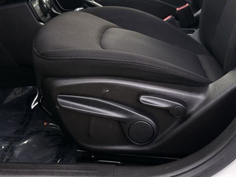 Used 2023 Jeep Renegade Latitude image 14