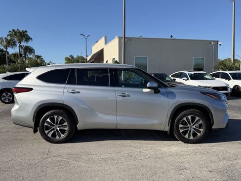 Used 2022 Toyota Highlander XLE AWD/4WD image 6