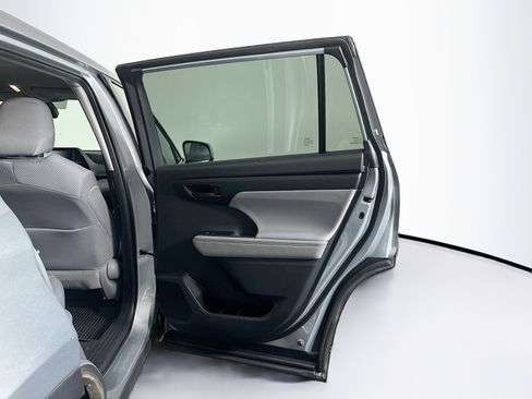 Used 2020 Toyota Highlander L image 31