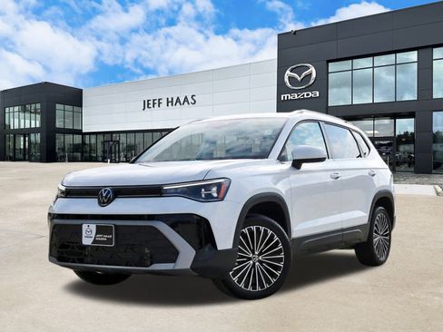 Used 2025 Volkswagen Taos SE image 1