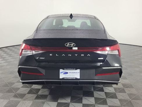 Certified 2025 Hyundai Elantra SEL FWD image 22