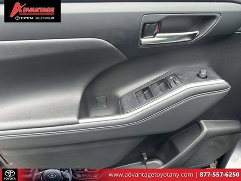 Used 2024 Toyota Highlander XLE AWD/4WD image 22