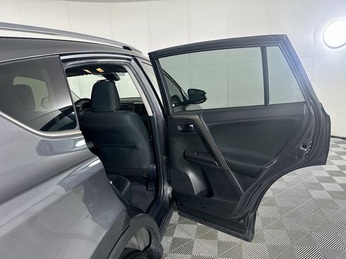 Used 2018 Toyota RAV4 LE FWD image 27