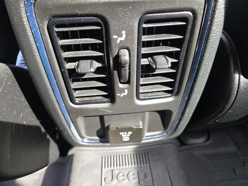 Used 2022 Jeep Grand Cherokee Laredo X image 9