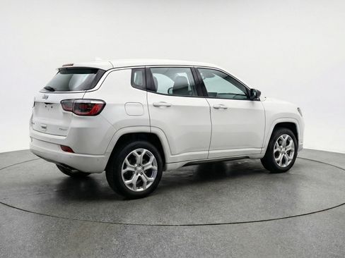 Used 2025 Jeep Compass Latitude image 9