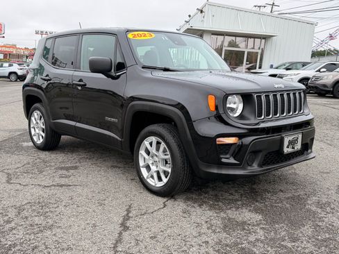 Used 2023 Jeep Renegade Latitude AWD/4WD image 7
