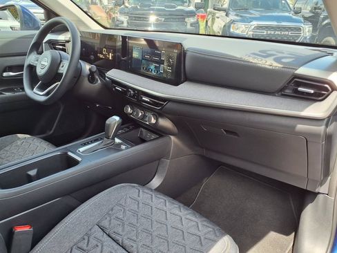 Used 2025 Nissan Kicks SV FWD image 11