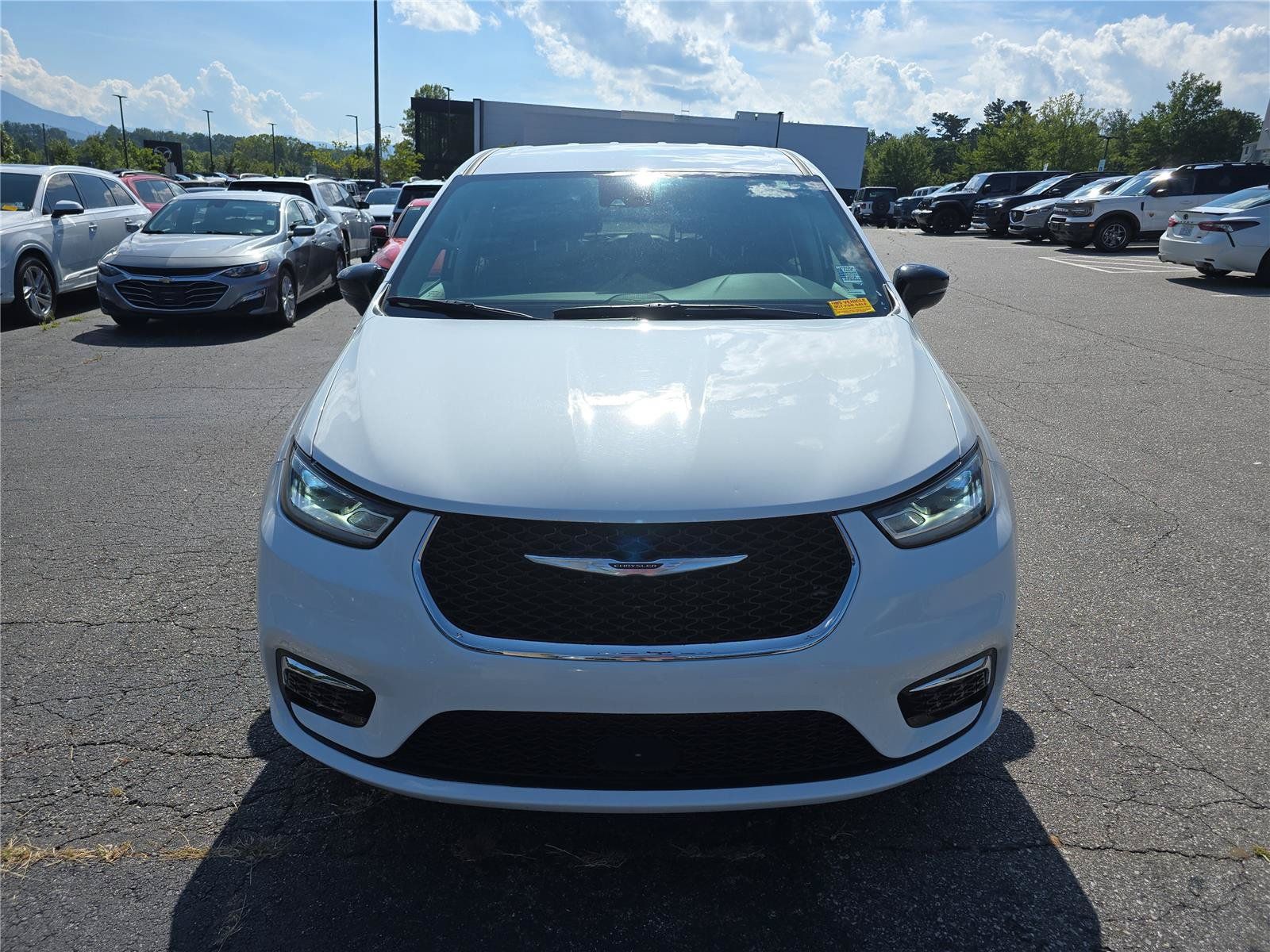 Used 2024 Chrysler Pacifica Touring-L FWD image 8