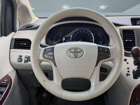 Used 2014 Toyota Sienna XLE FWD image 11
