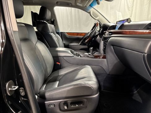 Used 2018 Lexus LX 570 4WD w/ Luxury Package image 31