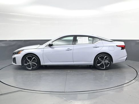Used 2025 Nissan Altima 2.5 SR FWD image 11