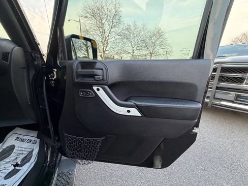Used 2015 Jeep Wrangler Unlimited Sahara AWD/4WD image 38