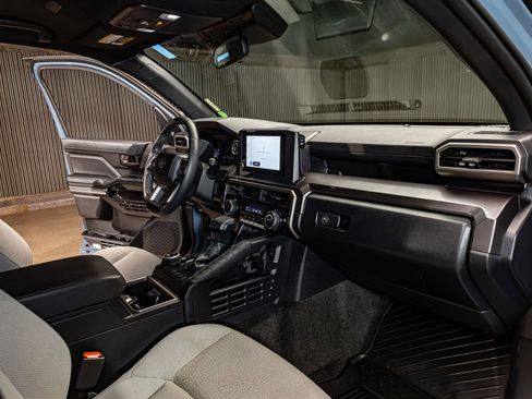 Used 2025 Toyota 4Runner SR5 AWD/4WD image 14