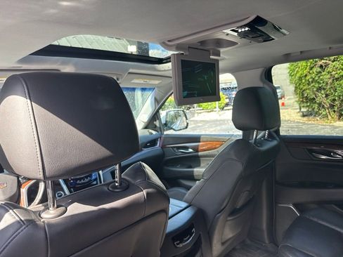 Used 2020 Cadillac Escalade Premium Luxury AWD/4WD image 15
