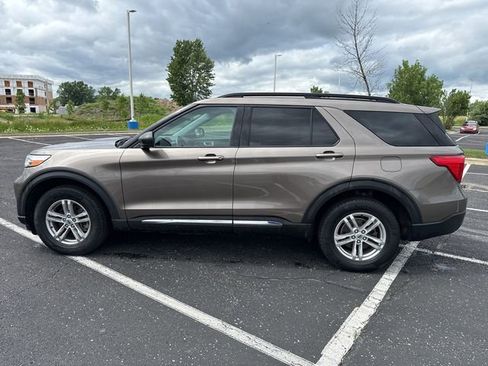 Used 2021 Ford Explorer XLT image 3