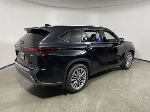 New 2026 Toyota Highlander Platinum AWD/4WD image 3