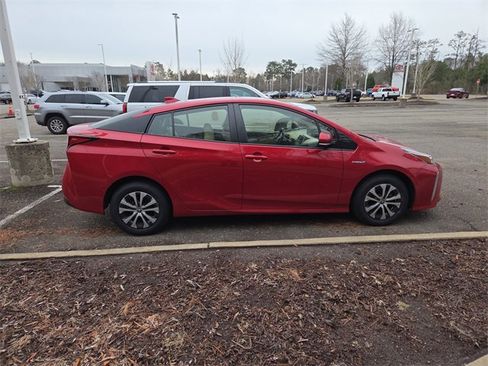 Used 2020 Toyota Prius XLE image 2