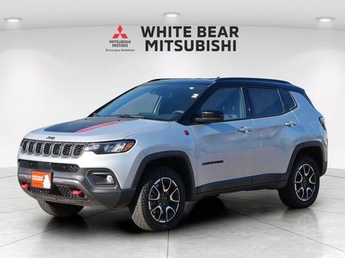 Used 2025 Jeep Compass Trailhawk AWD/4WD image 2