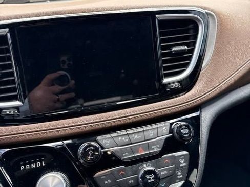 Used 2021 Chrysler Pacifica Limited w/ Uconnect Theater Family Group AWD/4WD image 16