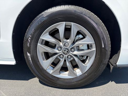 Used 2025 Toyota Sienna LE w/ LE Plus Package AWD/4WD image 32