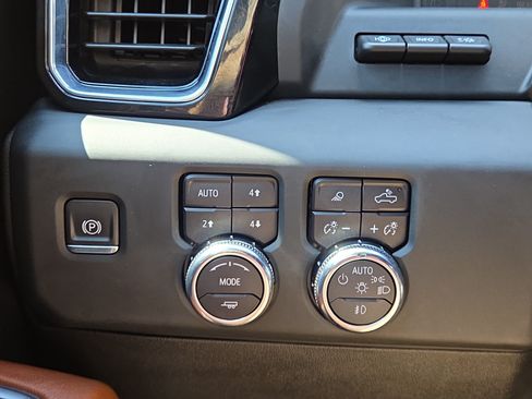 Used 2024 GMC Sierra 2500 Denali Ultimate AWD/4WD image 29