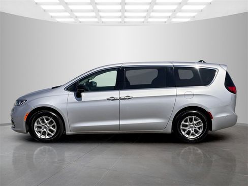 Used 2024 Chrysler Pacifica Touring-L image 8