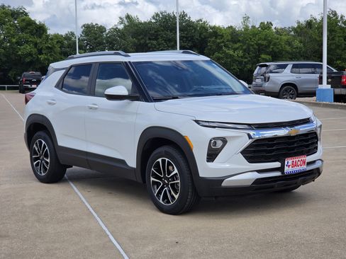 Used 2025 Chevrolet TrailBlazer LT AWD/4WD image 3
