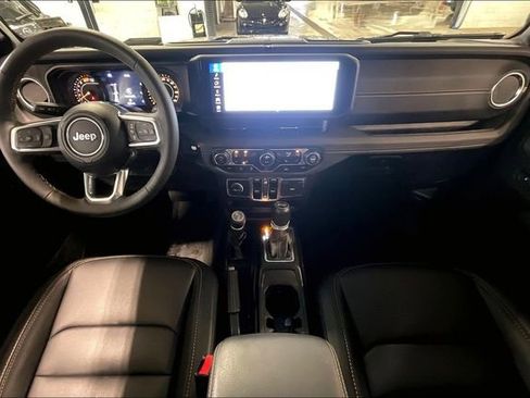 Used 2025 Jeep Wrangler Sahara image 15