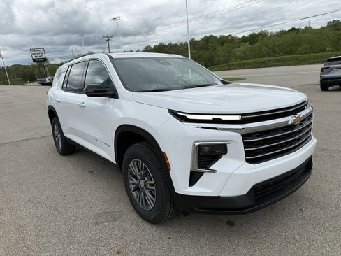 New 2026 Chevrolet Traverse LT w/ Driver Confidence Package AWD/4WD image 7