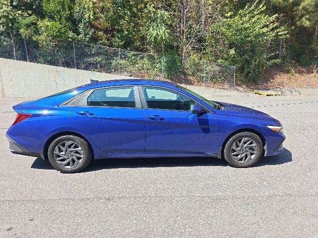 Used 2024 Hyundai Elantra SEL FWD image 2