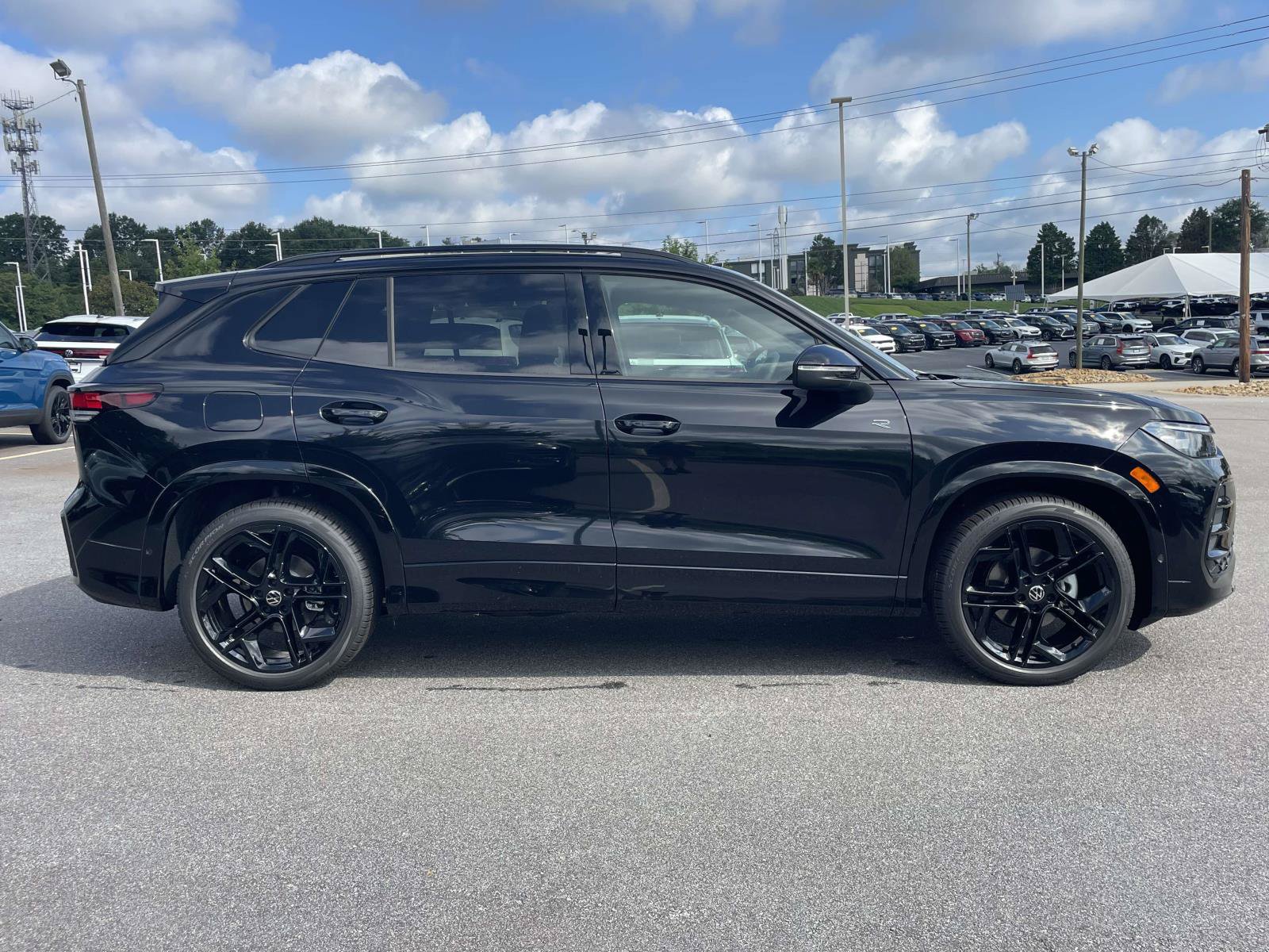 New 2026 Volkswagen Tiguan SE R-Line FWD image 8