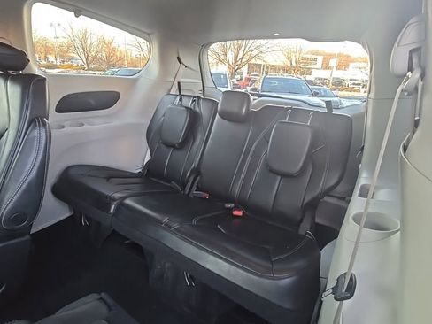 Used 2023 Chrysler Pacifica Touring-L image 11