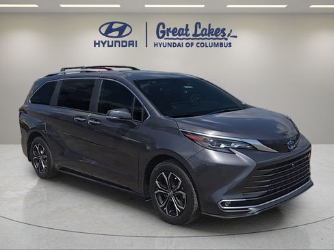 Used 2025 Toyota Sienna Platinum AWD/4WD image 3