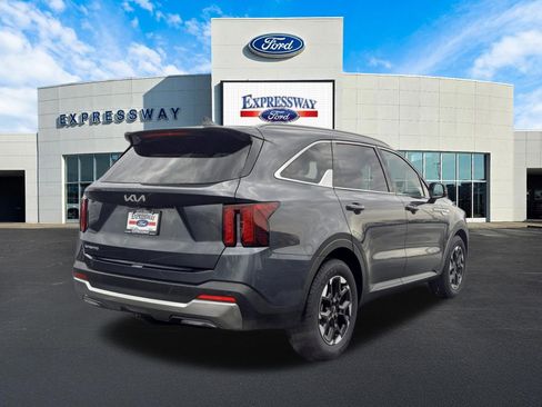Used 2024 Kia Sorento S image 6